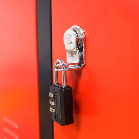Roter Aluminium-Kleiderschrank, moderner Spind mit neun Türen im Design-Stil